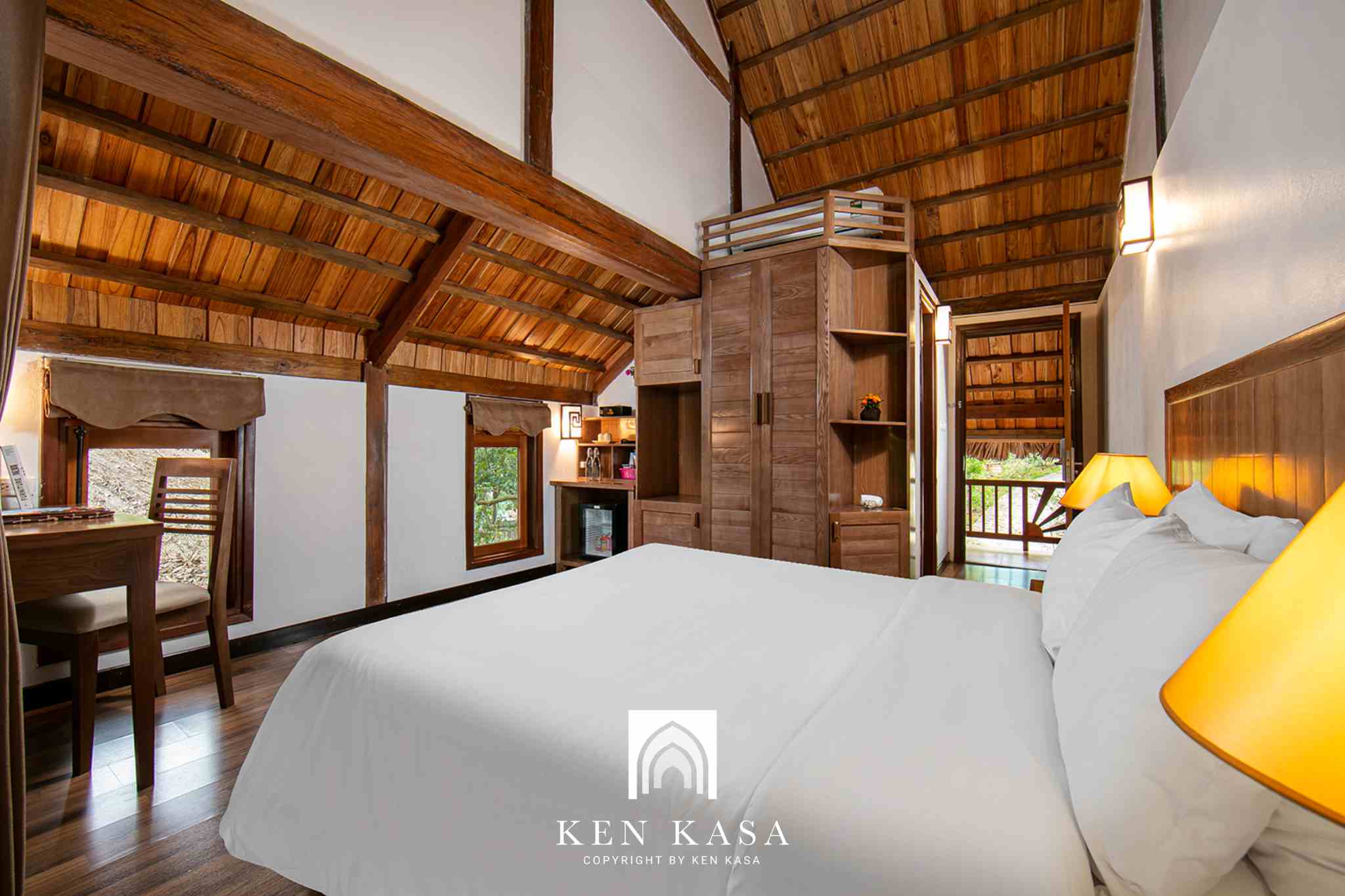 Cận cảnh to&agrave;n bộ kh&ocirc;ng gian của ph&ograve;ng standard trong kh&aacute;ch sạn 